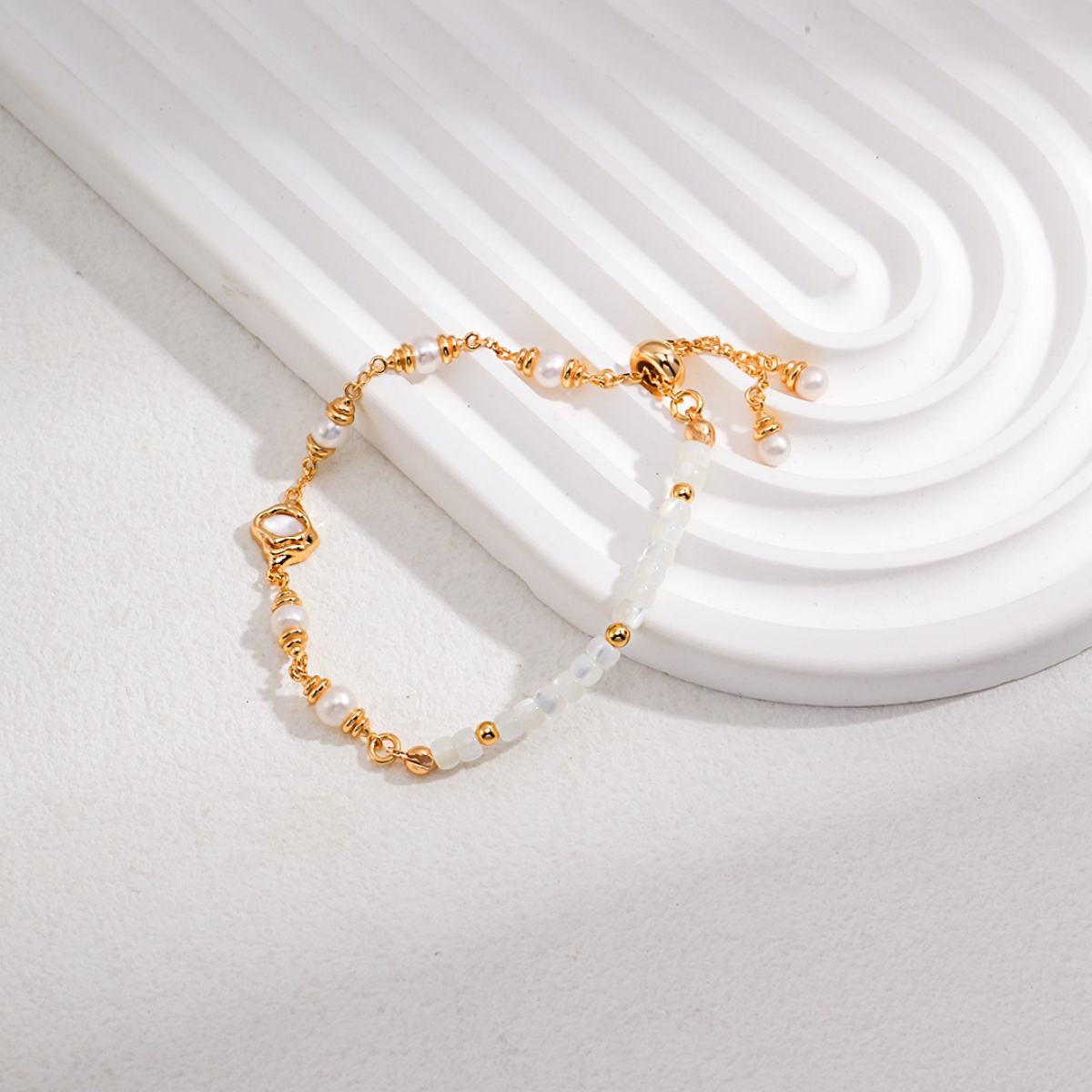 MOTHER - OF - PEARL BRACELETGIFTLISTEMOTHER - OF - PEARL BRACELETsterling silver, pearl, mother - of - pearl, silver−linedpearloyster, 18k gold vermeil, bracelet