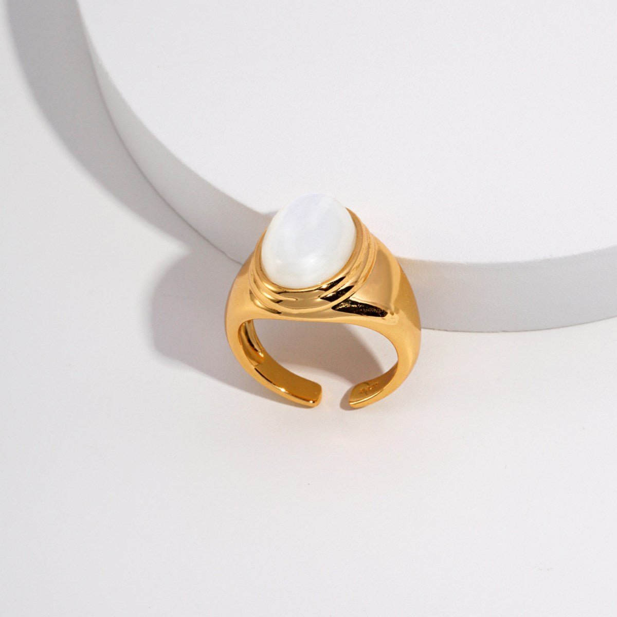 MOTHER - OF - PEARL RINGGIFTLISTEMOTHER - OF - PEARL RINGsterling silver, shell, 18k gold vermeil, ring