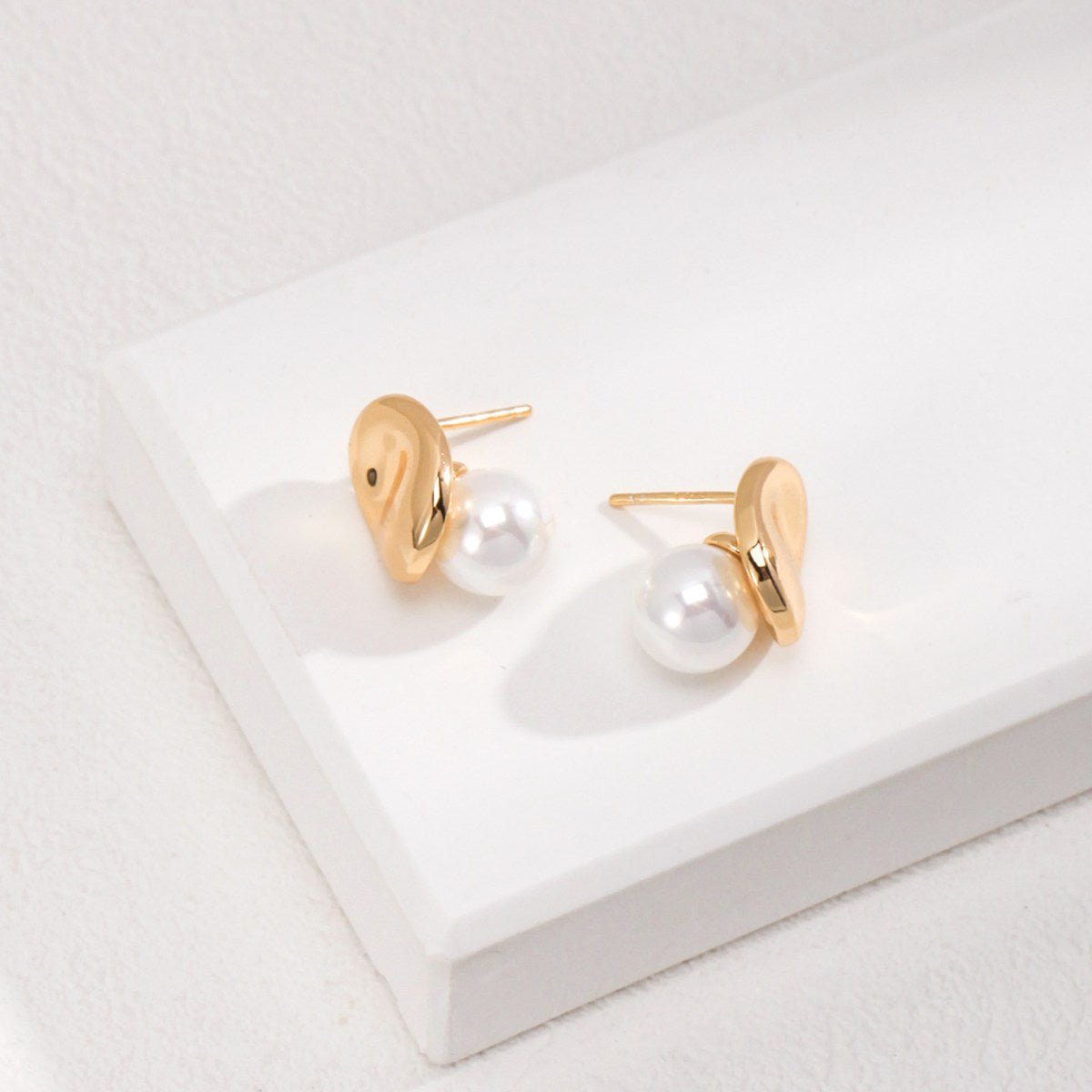 SHELL PEARLS EARRINGSGIFTLISTESHELL PEARLS EARRINGSsterling silver, shell, 18k gold vermeil, earrings